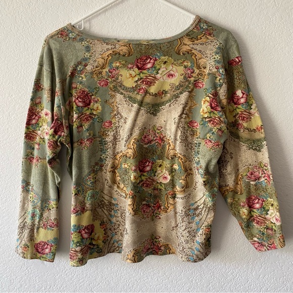 Vintage-Inspired Floral Long Sleeve Top - Picture 5 of 6